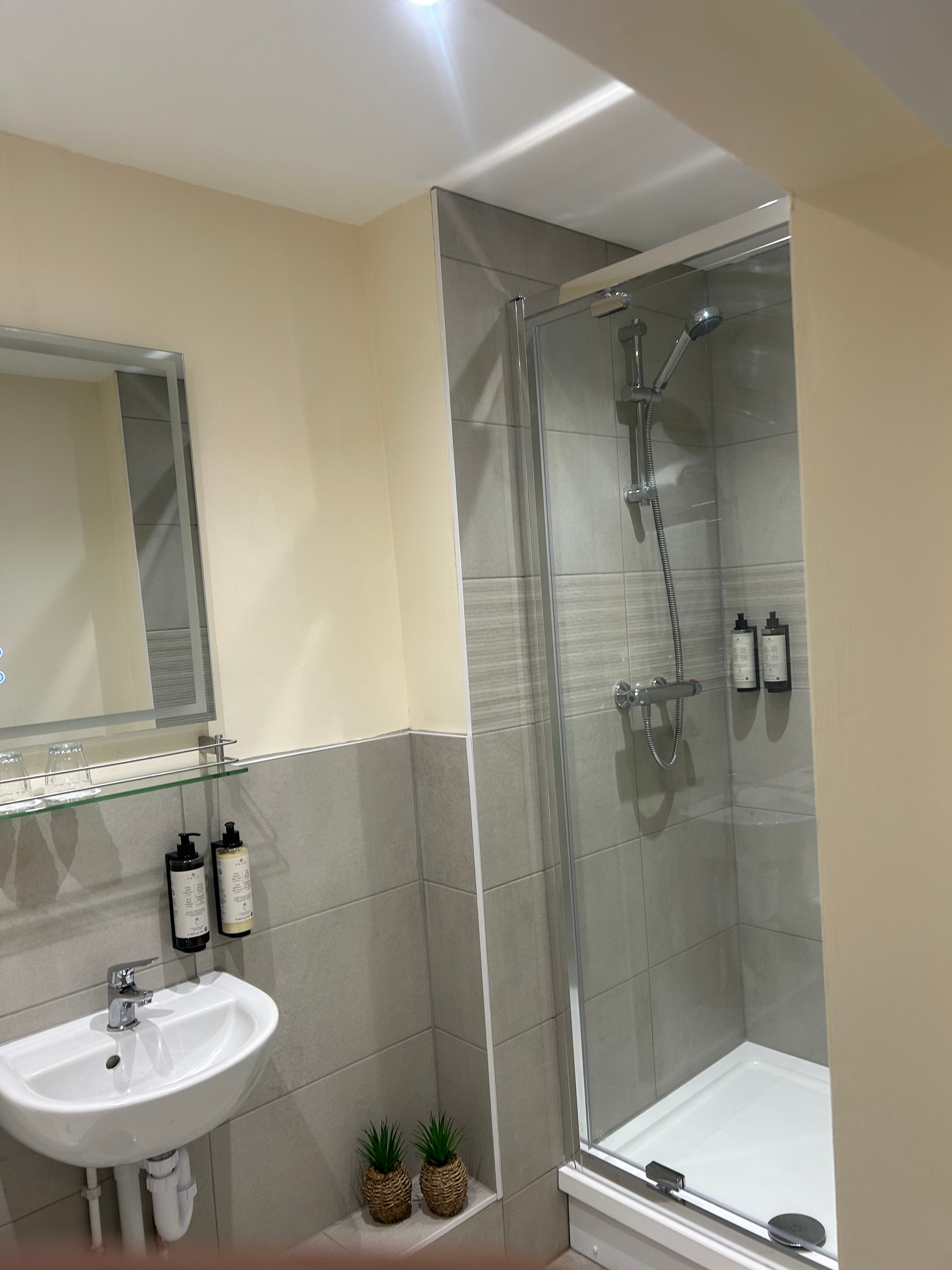 Library Suite — en-suite bathroom with bath, shower and luxury toiletries